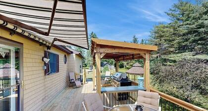 Charming Lakefront House with Outdoor Firepit, Washer/Dryer and Wifi