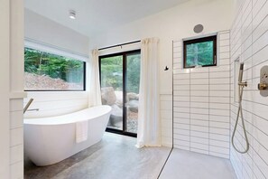 Shower, hair dryer, towels - Idyllic lakeside house with outdoor sauna, patio and firepit (Hope)