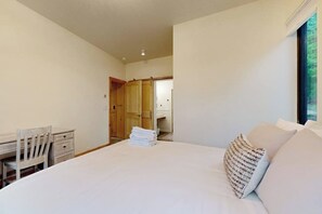 Desk, iron/ironing board, free WiFi, bed sheets - Idyllic lakeside house with outdoor sauna, patio and firepit (Hope)