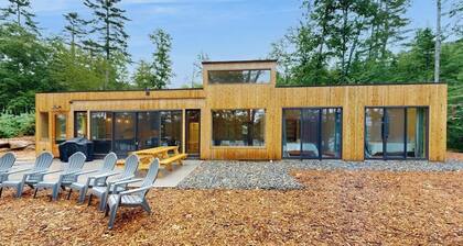Idyllic lakeside house with outdoor sauna, patio and firepit