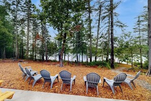 Property grounds - Idyllic lakeside house with outdoor sauna, patio and firepit (Hope)