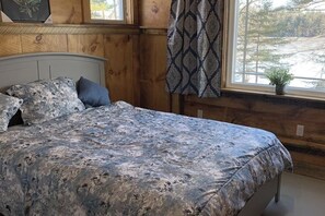 Free WiFi, bed sheets - Cozy Lakefront Cottage with Stunning Views, Deck, BBQ Grill, and Outdoor Firepit (Newcastle)