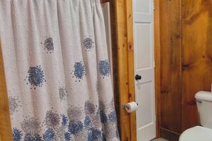 Shower, towels - Cozy Lakefront Cottage with Stunning Views, Deck, BBQ Grill, and Outdoor Firepit (Newcastle)