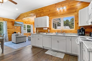 L’intérieur d’une cabane comprend une cuisine, un coin repas et un salon.