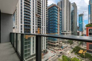 Property grounds - Luxury 1BR+Den Suite | Near Kaseya & Bayfront (Miami)