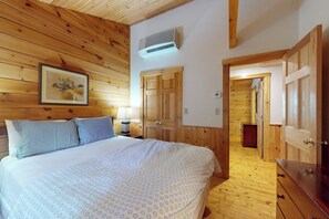 Iron/ironing board, free WiFi, bed sheets - Comfort meets adventure in this dog-friendly cabin w/fireplace, kitchen & more (Northport)