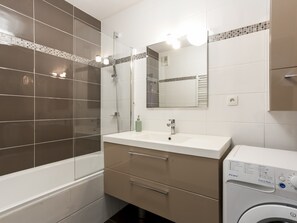 Shower, hair dryer, towels - Appartement Casau - Welkeys (Anglet)