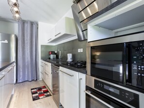 Fridge, microwave, oven, dishwasher - Appartement Casau - Welkeys (Anglet)