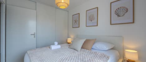 Iron/ironing board, WiFi, bed sheets