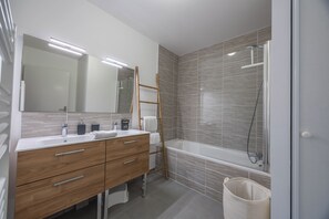Shower, hair dryer, towels - Duplex Adèle - Welkeys (Cabourg)