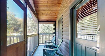 Delightful dog-friendly studio cabin with fireplace, AC & nearby hiking