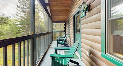 Comfortable two bedroom cabin with firepit, kitchen, hiking trail within walking