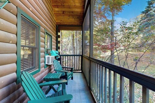 Relaxing three-bedroom dog-friendly cabin w/full kitchen, firepit & A/C