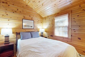Iron/ironing board, free WiFi, bed sheets - Explore nature cabin with kitchen, fireplace, WiFi,  hiking & AC (Northport)