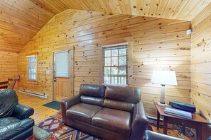 TV, fireplace, DVD player, ping pong - Explore nature cabin with kitchen, fireplace, WiFi,  hiking & AC (Northport)