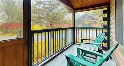 Relaxing two bedroom cabin escape w/fireplace, kitchen & wooded views