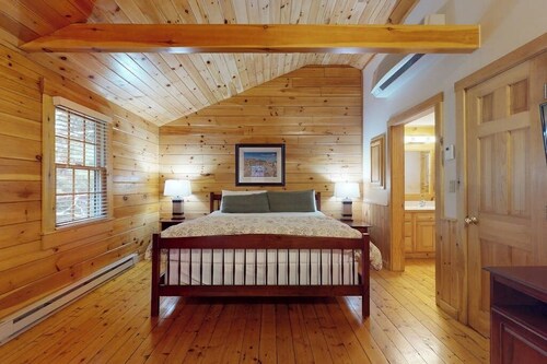 Charming studio cabin near hiking trails with firepit, & AC