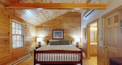 Charming studio cabin near hiking trails with firepit, & AC