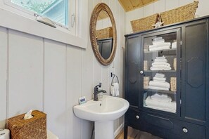 Shower, towels - Charming Oceanfront Home with Stunning Water Views and Wifi (Georgetown)