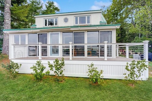 Charming Oceanfront Home with Stunning Water Views and Wifi