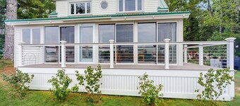 Charming Oceanfront Home with Stunning Water Views and Wifi