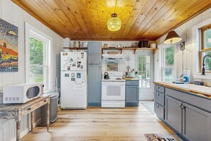 Jääkaappi, uuni, liesi, kahvin-/teenkeitin