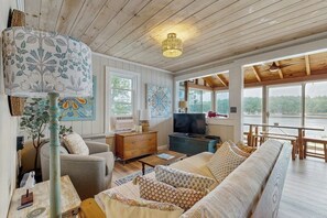 TV, DVD player, video library - Charming Oceanfront Home with Stunning Water Views and Wifi (Georgetown)