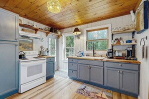 Frigorífico, horno, placa de cocina y cafetera o tetera