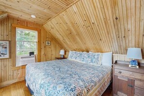Iron/ironing board, free WiFi, bed sheets - Charming Oceanfront Home with Stunning Water Views and Wifi (Georgetown)