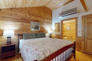 Iron/ironing board, free WiFi, bed sheets - Comfortable dog-friendly cabin with fireplace & kitchenette near hiking trails (Northport)