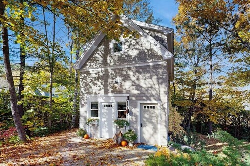Charming coastal cottage with firepit and easy beach access