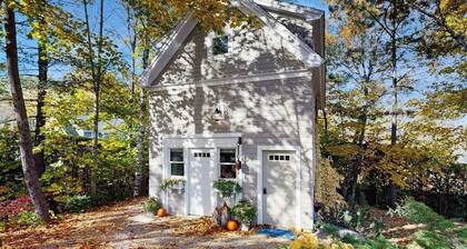 Charming coastal cottage with firepit and easy beach access