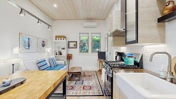 Fridge, oven, stovetop, coffee/tea maker