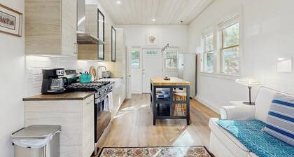Charming coastal cottage with firepit and easy beach access
