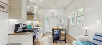 Charming coastal cottage with firepit and easy beach access