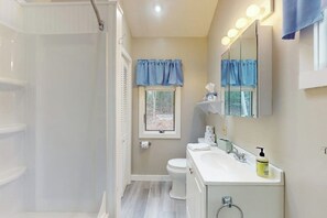 Shower, hair dryer, towels - Charming Cottage with Ocean Views, Wifi, and Washer and Dryer (Bristol)