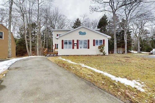 Charming Cottage with Ocean Views, Wifi, and Washer and Dryer