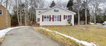 Charming Cottage with Ocean Views, Wifi, and Washer and Dryer