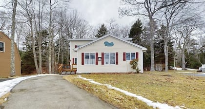 Charming Cottage with Ocean Views, Wifi, and Washer and Dryer