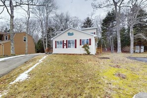 Exterior - Charming Cottage with Ocean Views, Wifi, and Washer and Dryer (Bristol)