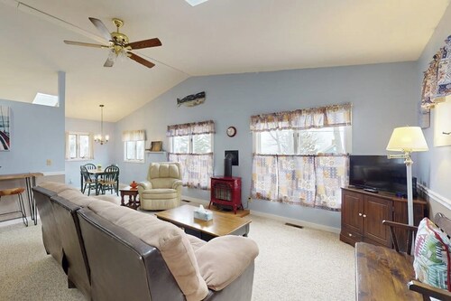 Charming Cottage with Ocean Views, Wifi, and Washer and Dryer