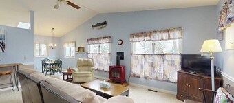 Charming Cottage with Ocean Views, Wifi, and Washer and Dryer