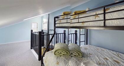 Charming Cottage with Ocean Views, Wifi, and Washer and Dryer
