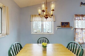 Dining - Charming Cottage with Ocean Views, Wifi, and Washer and Dryer (Bristol)