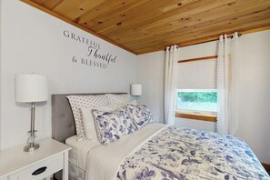 Iron/ironing board, free WiFi, bed sheets - Scenic retreat with a spacious deck, gas fireplace, and Moosehead Lake views (Greenville)