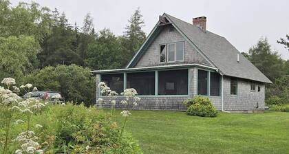 Peaceful coastal cabin with screened porch, water view of the cove, dog-friendly