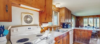 Peaceful coastal cabin with screened porch, water view of the cove, dog-friendly