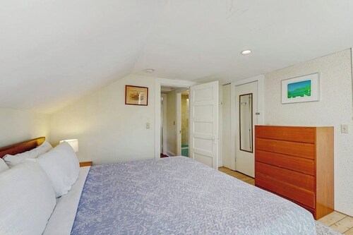 Bright, spacious getaway with full kitchen, furnished porch & WiFi - near trails