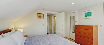 Bright, spacious getaway with full kitchen, furnished porch & WiFi - near trails