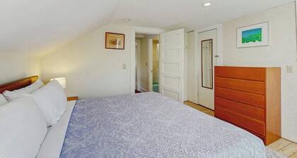 Bright, spacious getaway with full kitchen, furnished porch & WiFi - near trails